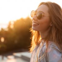 une femme avec des lunettes