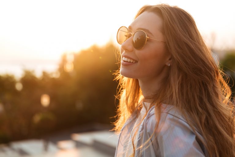 une femme avec des lunettes