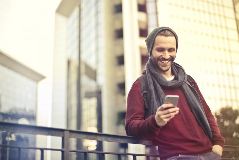 un homme se lève et un bouton sur le téléphone