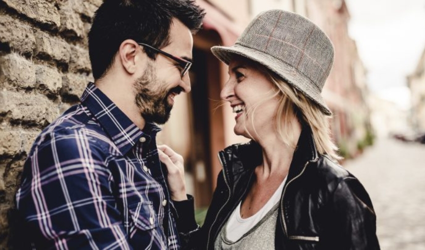 un homme et une femme se regardent et rient