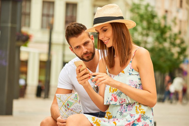touche femme au téléphone un homme est assis à côté d'elle