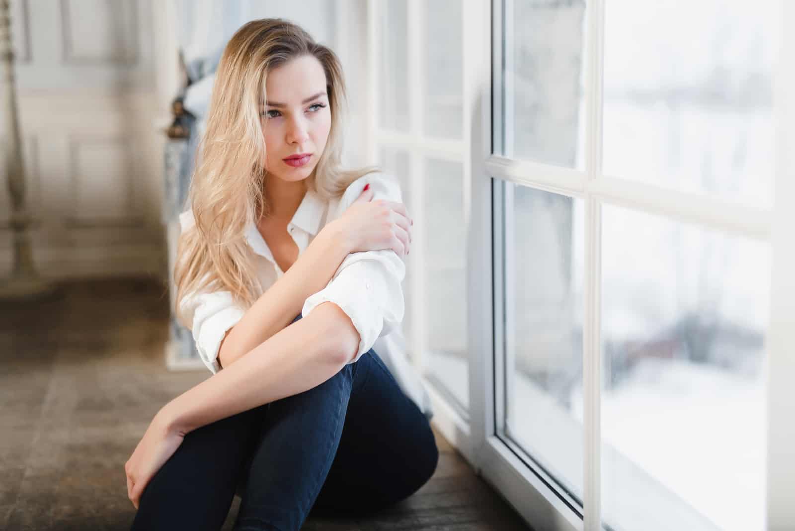 une femme assise pres de la fenetre