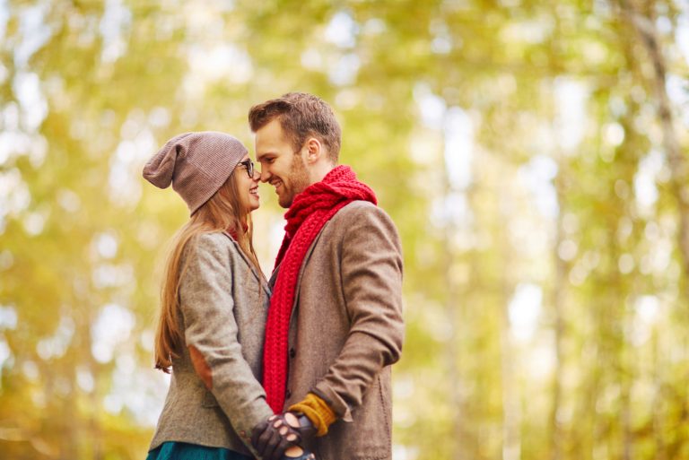 un homme et une femme embrassant main dans la main