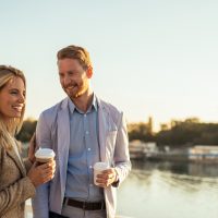 un homme et une femme debout et buvant du café