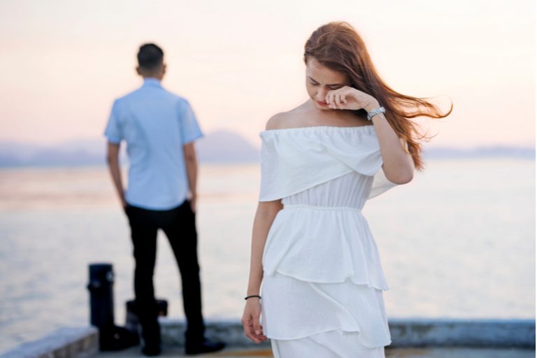 la femme s'éloigne de l'homme
