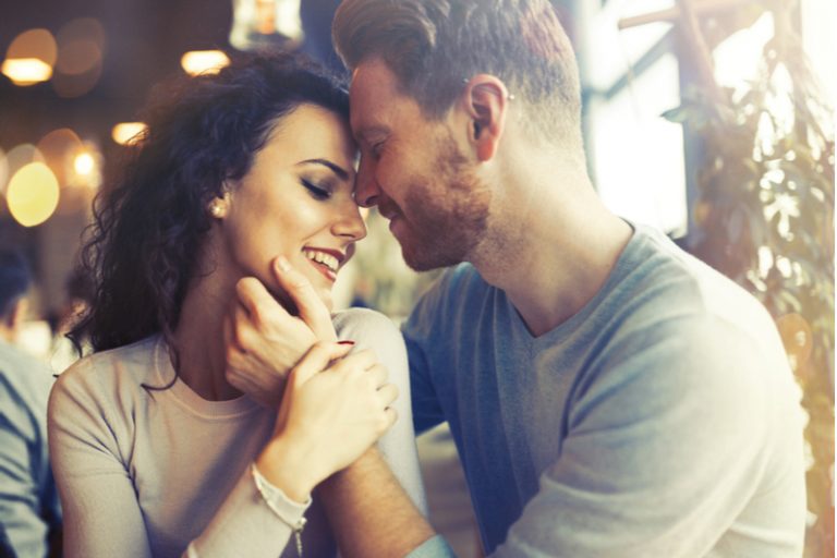 un homme et une femme se regardent amoureux