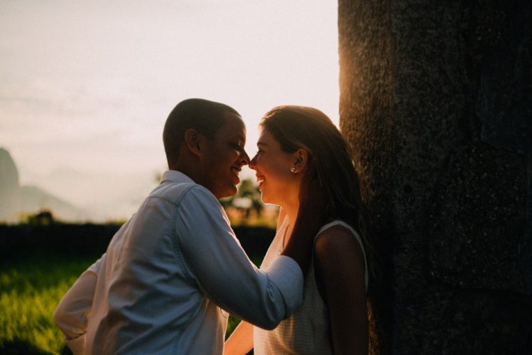 un homme et une femme se regardent amoureux