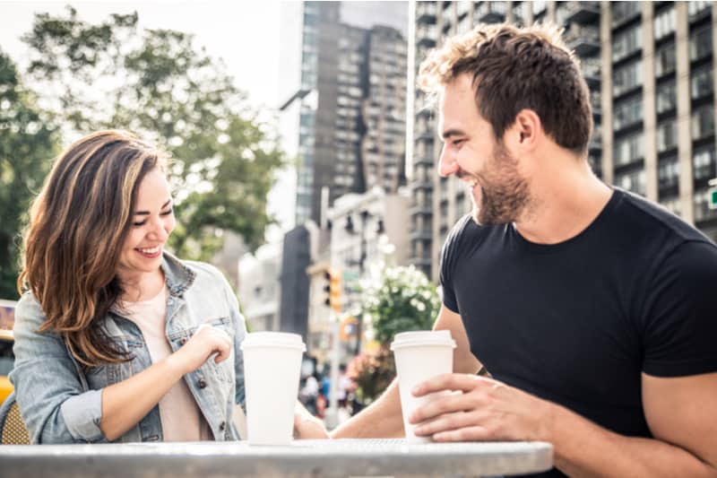 Couple dans un bar de café
