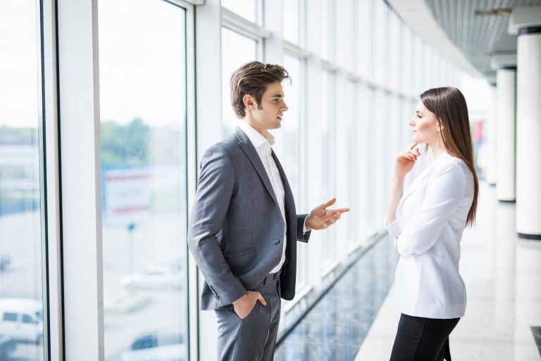 un homme parle a une femme