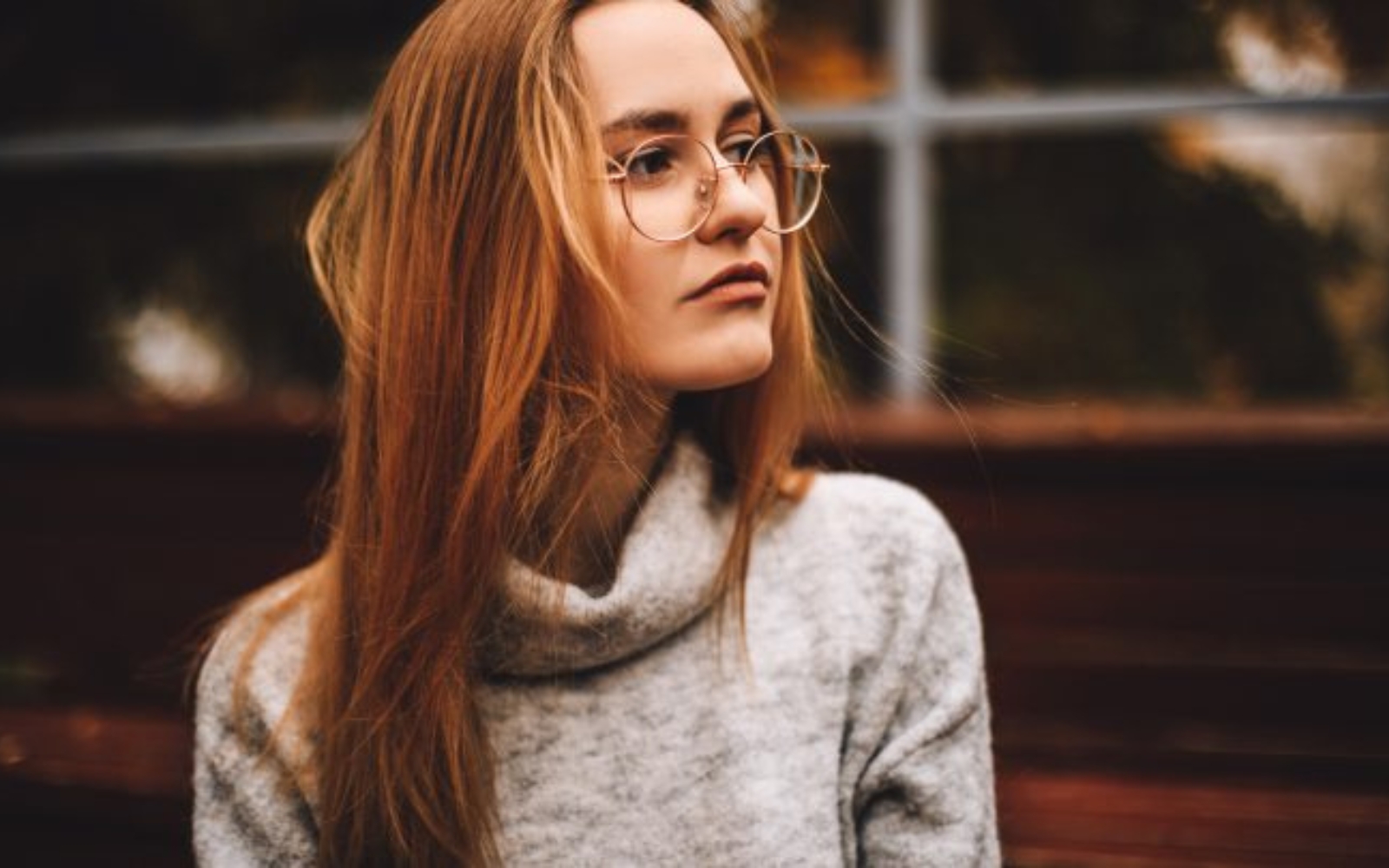 jeune femme portant des lunettes