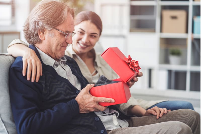 Jeune fille offre un cadeau à son père