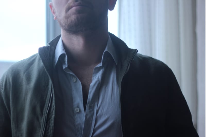 Jeune homme à la recherche de quelque part