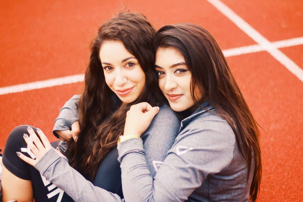 deux amies qui posent