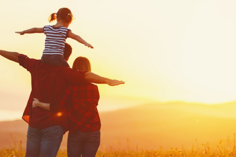 un homme et une femme avec un enfant