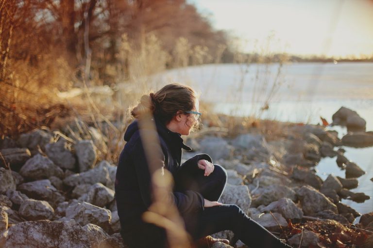 femme triste près de la rivière