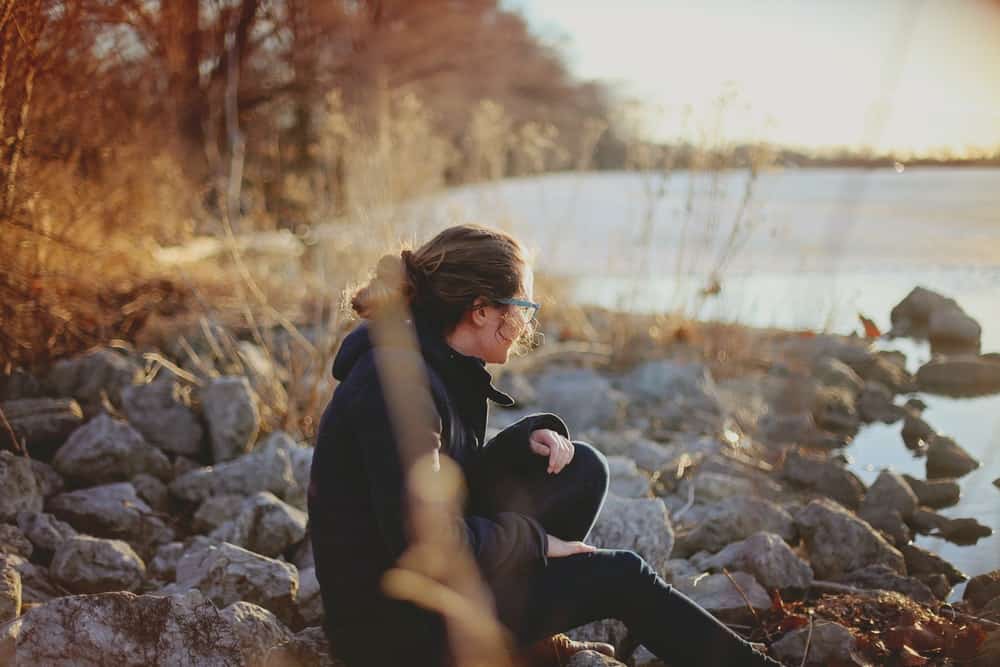 femme triste près de la rivière