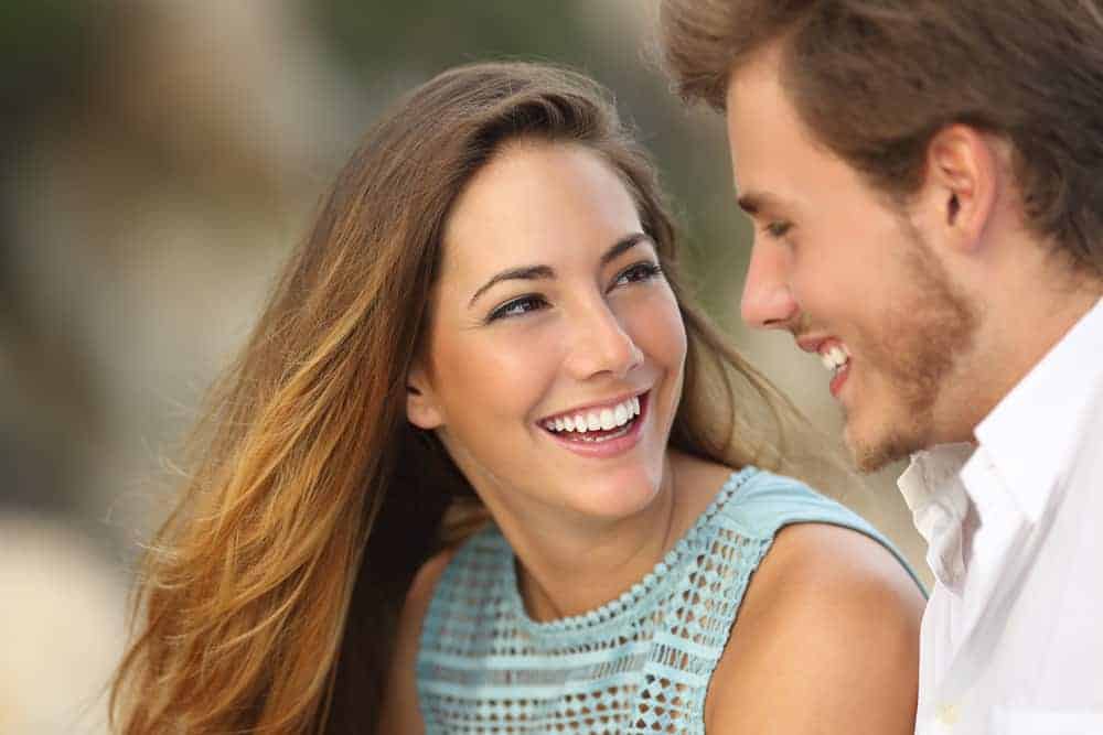 un homme et une femme se regardent et rient