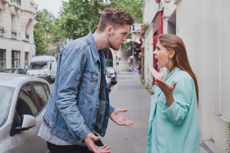 la femme crie à l'homme