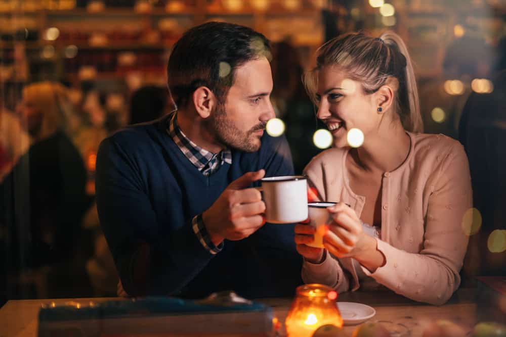 Couple romantique datant à la nuit de la Saint-Valentin au pub