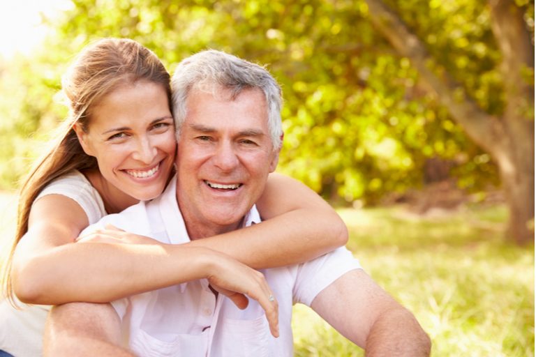 Un couple mature qui sourit