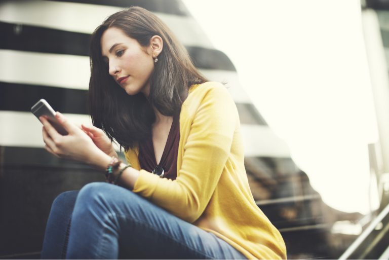 femme assise et bouton sur le téléphone
