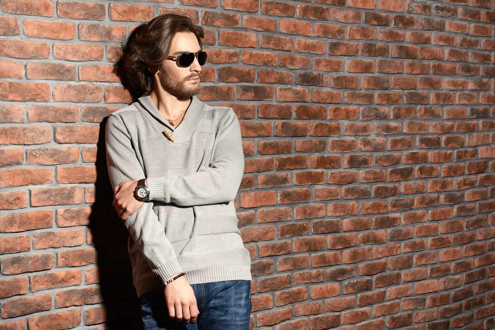 l'homme se lève et regarde ailleurs