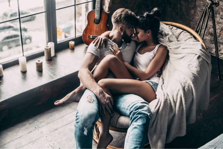 une femme sur les genoux d'un homme