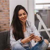 femme assise et bouton sur le téléphone