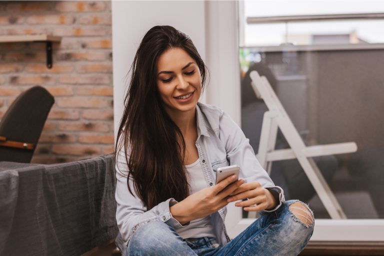 femme assise et bouton sur le téléphone