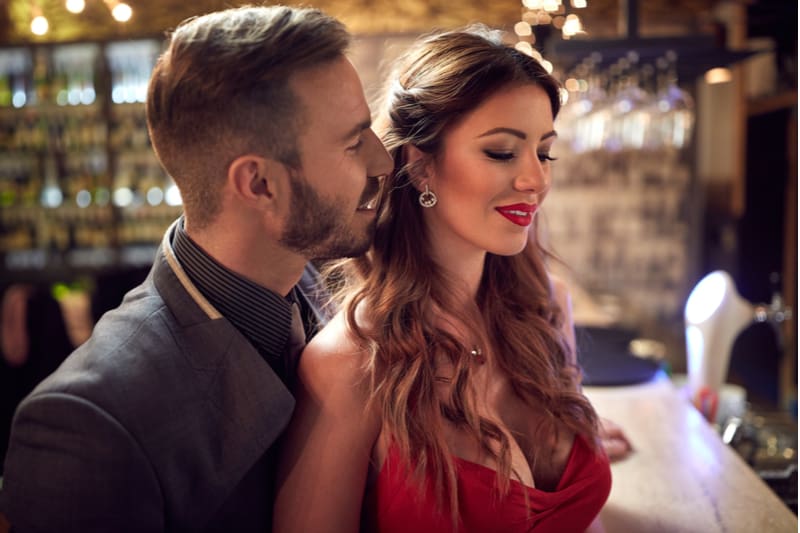 couple flirtant à lintérieur