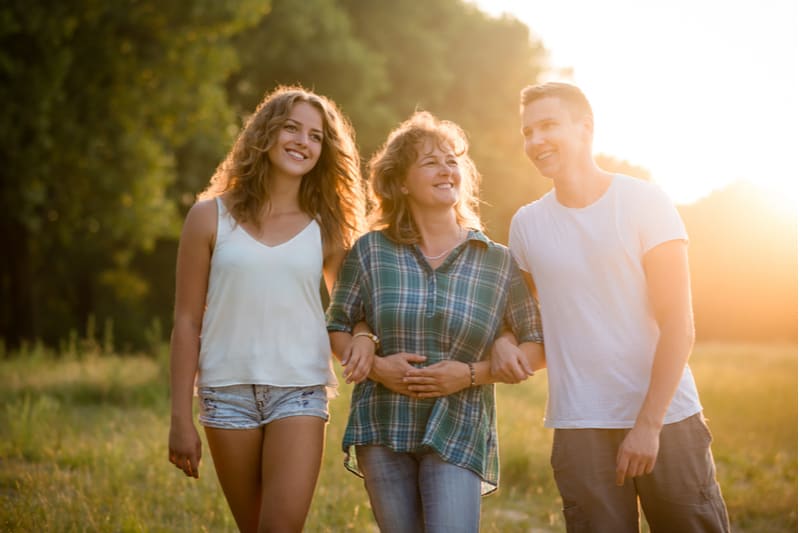 famille passant du temps de qualité en plein air au coucher du soleil
