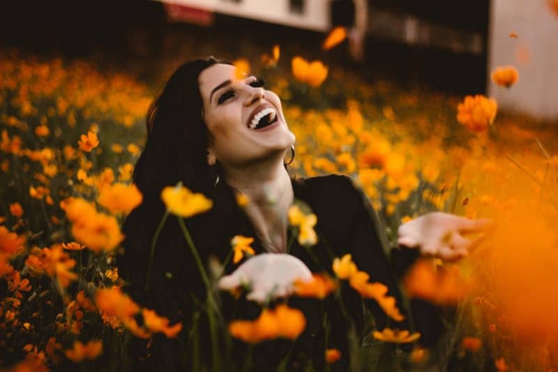 femme heureuse dans le champ de fleurs orange