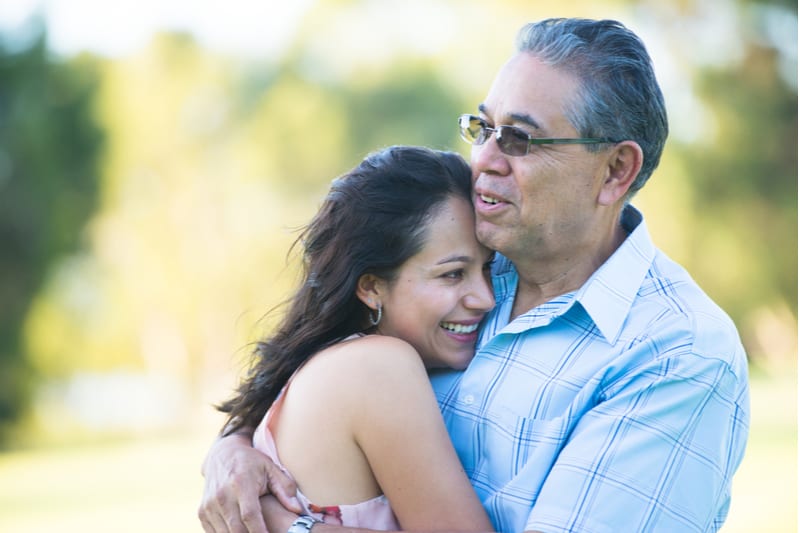 fier père hispanique câlins heureux fille adulte