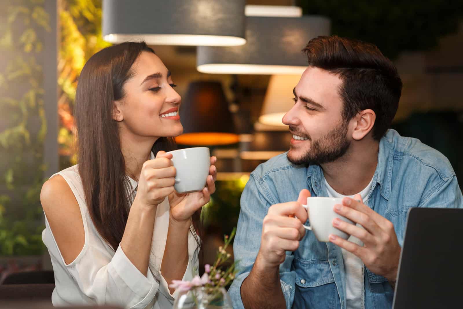 homme et femme amoureux buvant du café