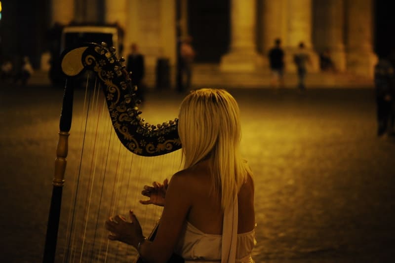 la femme joue de la harpe