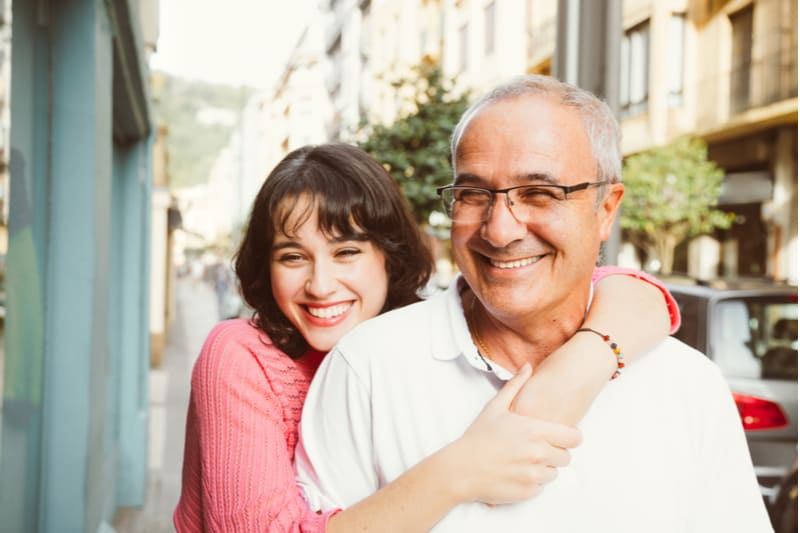 père mature avec sa jeune fille riant dans la rue