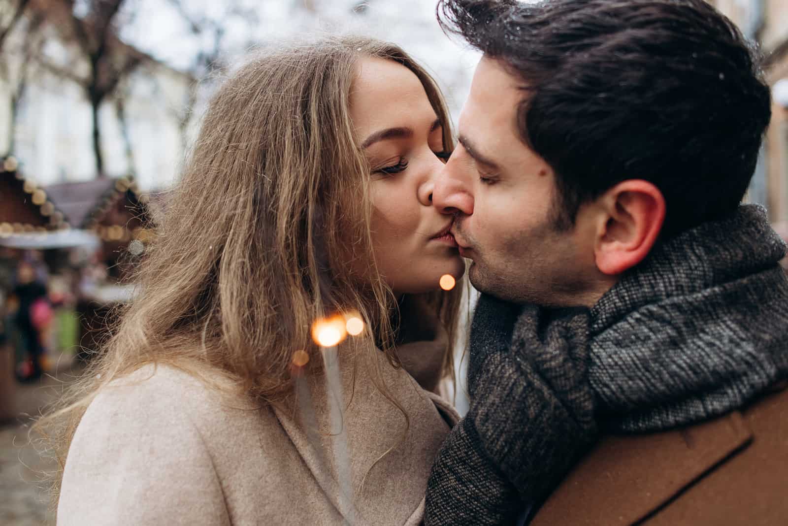 un couple amoureux s'embrassant à l'extérieur