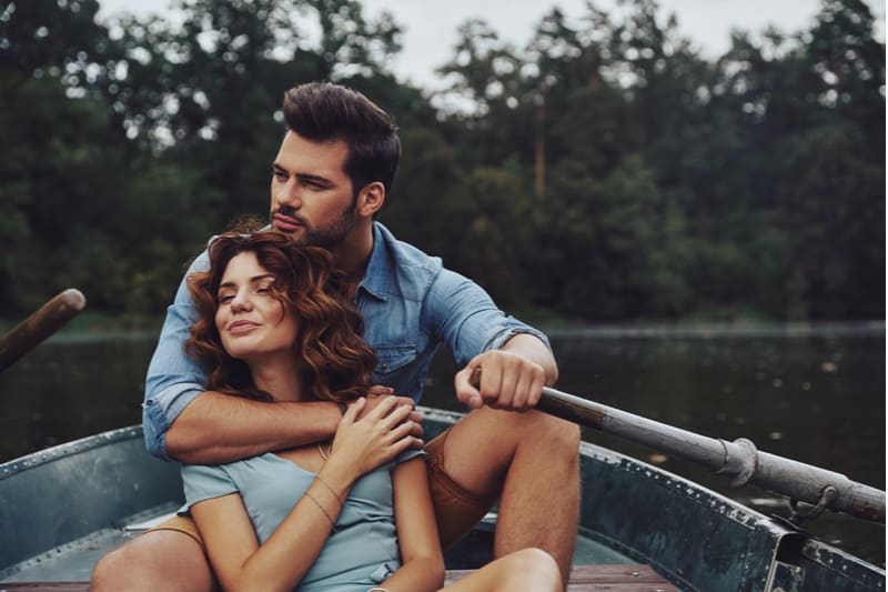 un homme et une femme embrassant dans un bateau