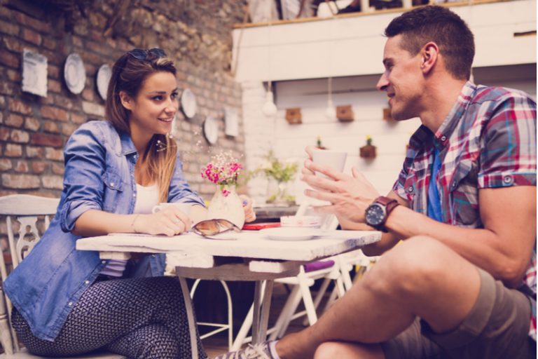 Retrouver Un Ami D'enfance Et Tomber Amoureux Déchiffrez Le Comportement D'un Homme Amoureux Grâce À Ces 6 Signes