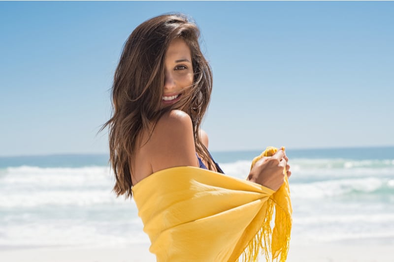 une femme avec de la graisse jaune sur la plage