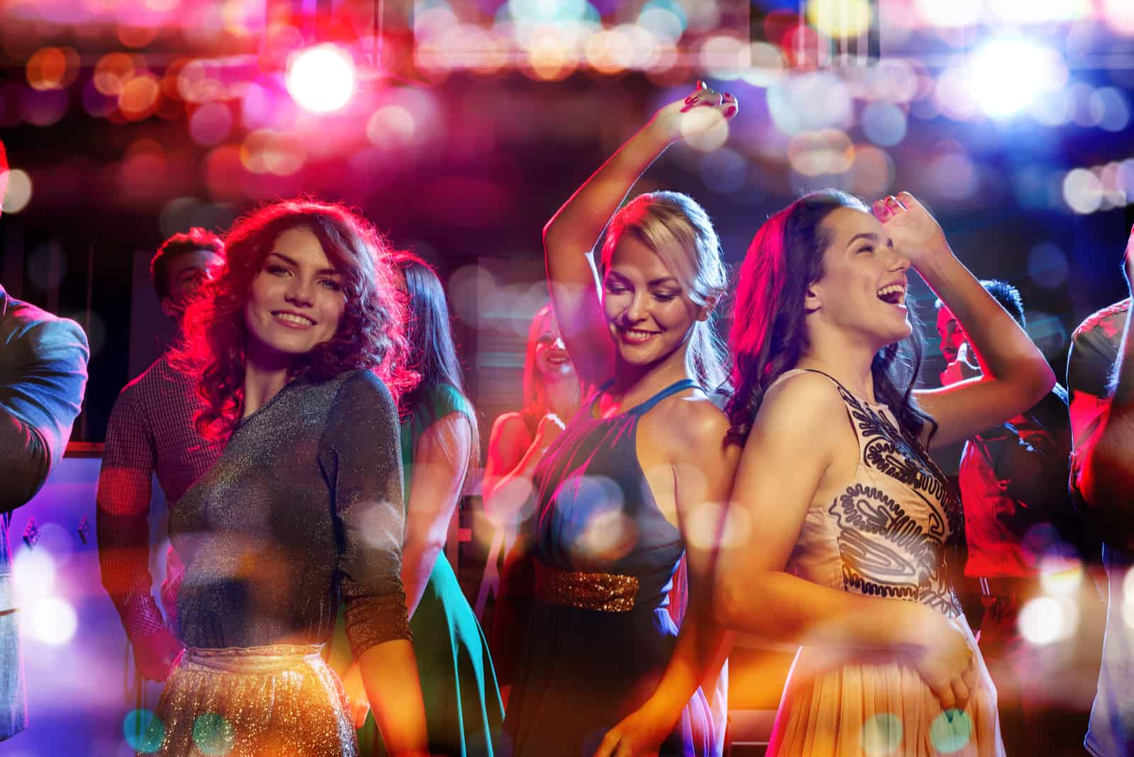 une femme avec des amis dans une danse disco