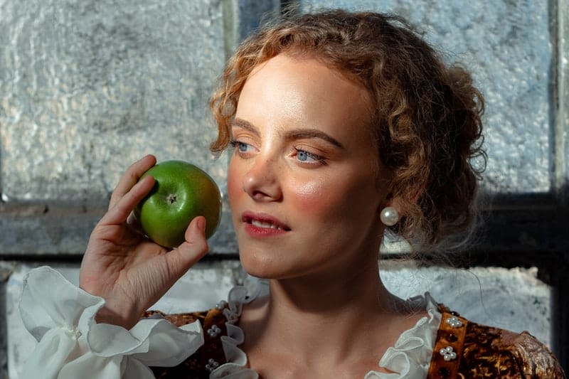 une femme avec une pomme à la main