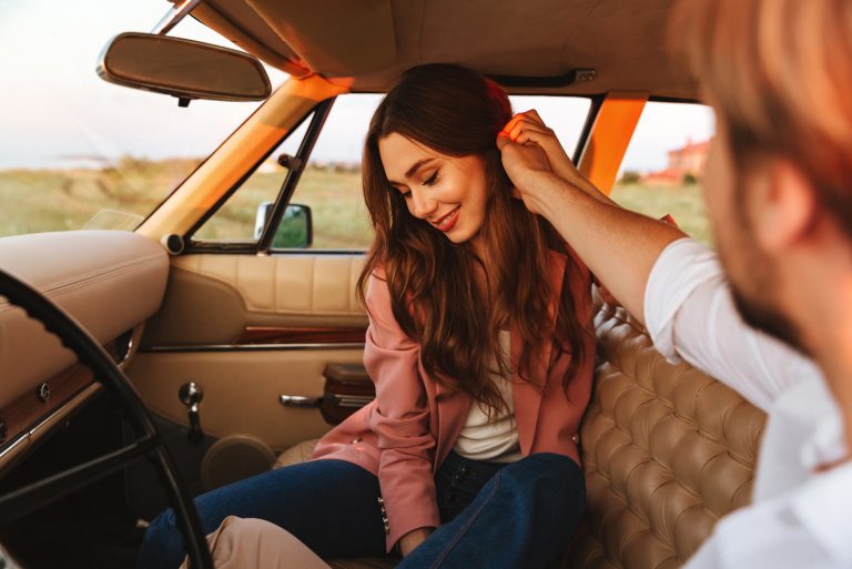 jeune homme flirtant avec sa petite amie