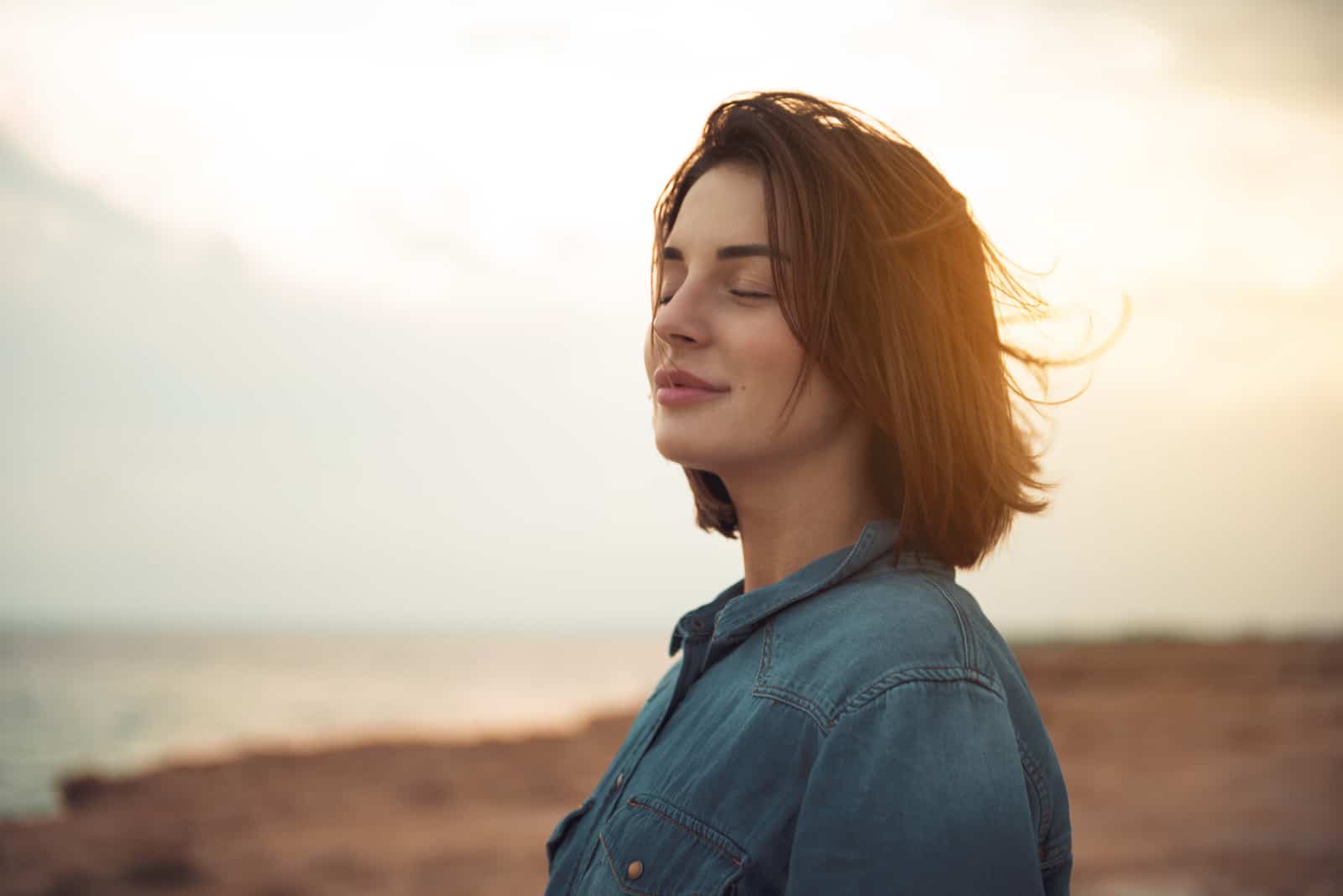 la femme se lève et regarde ailleurs