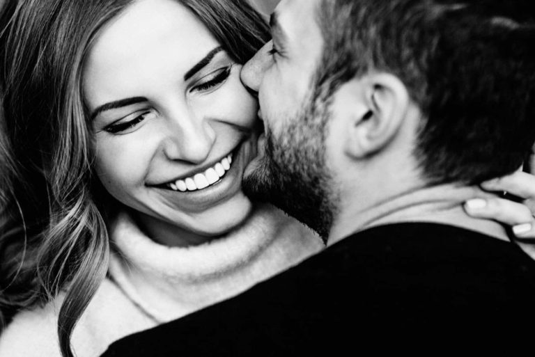 un homme embrasse une femme sur la joue