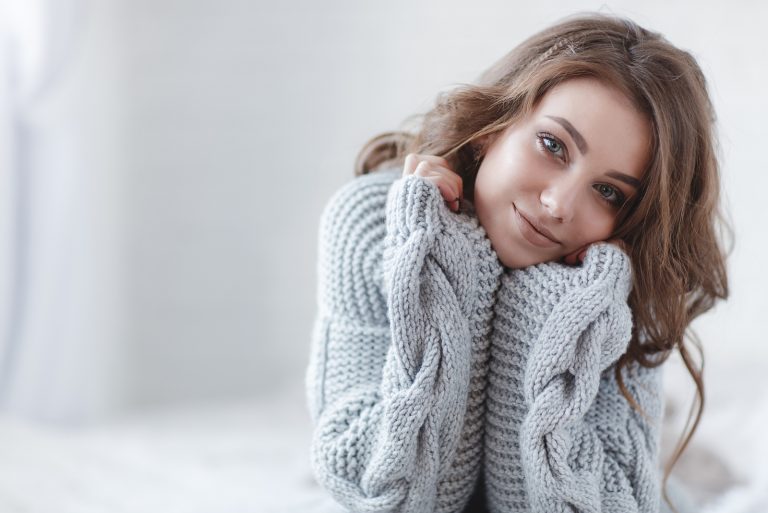 une femme dans un camion benne gris