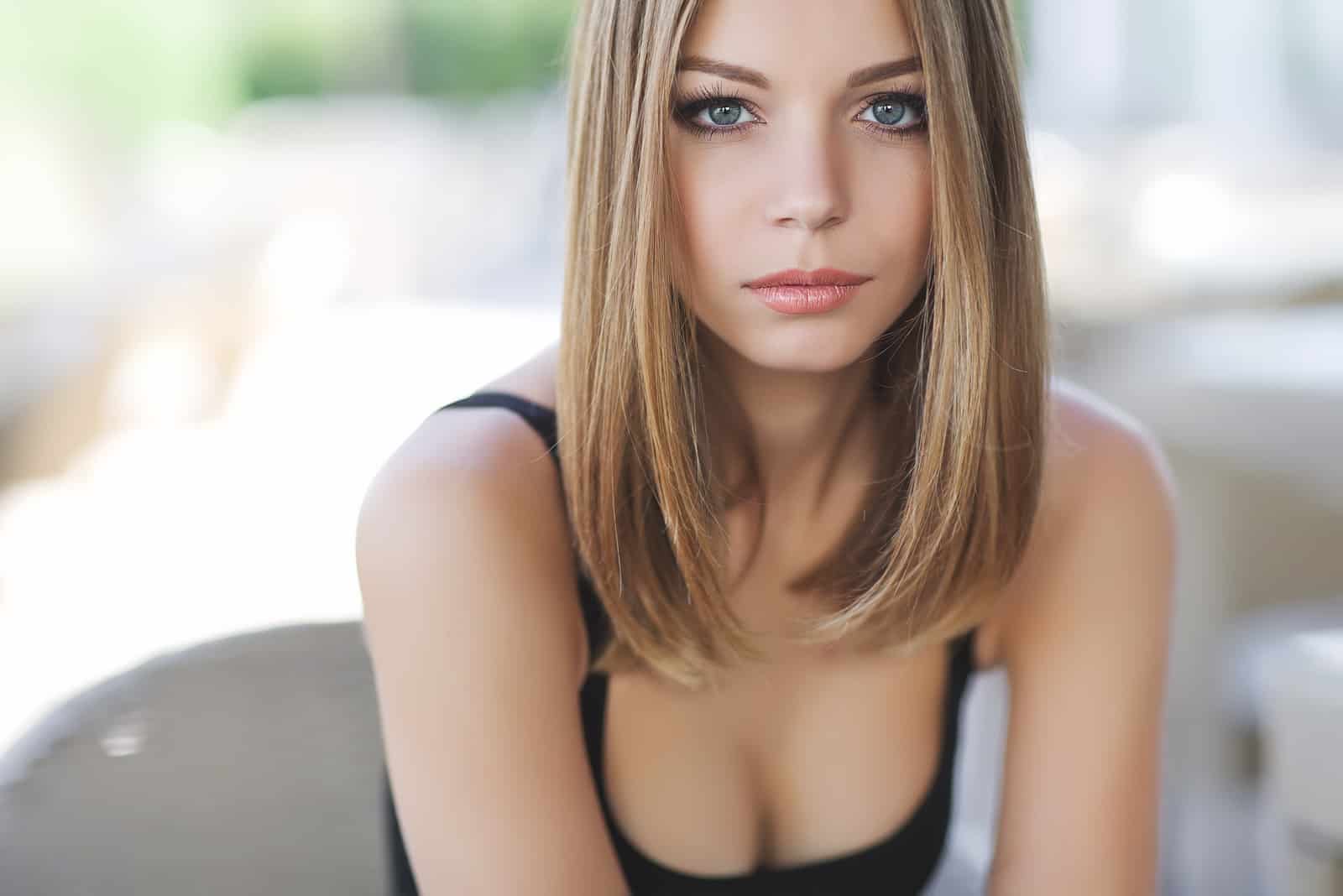 une femme aux cheveux bruns