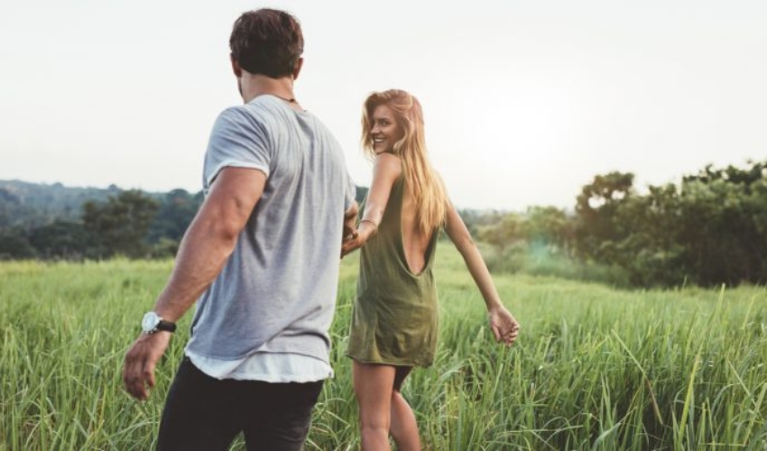 un homme et une femme se tenant la main