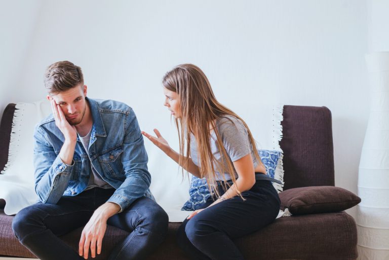 une femme et un homme se disputent