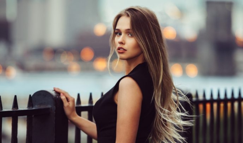 une femme aux longs cheveux bruns